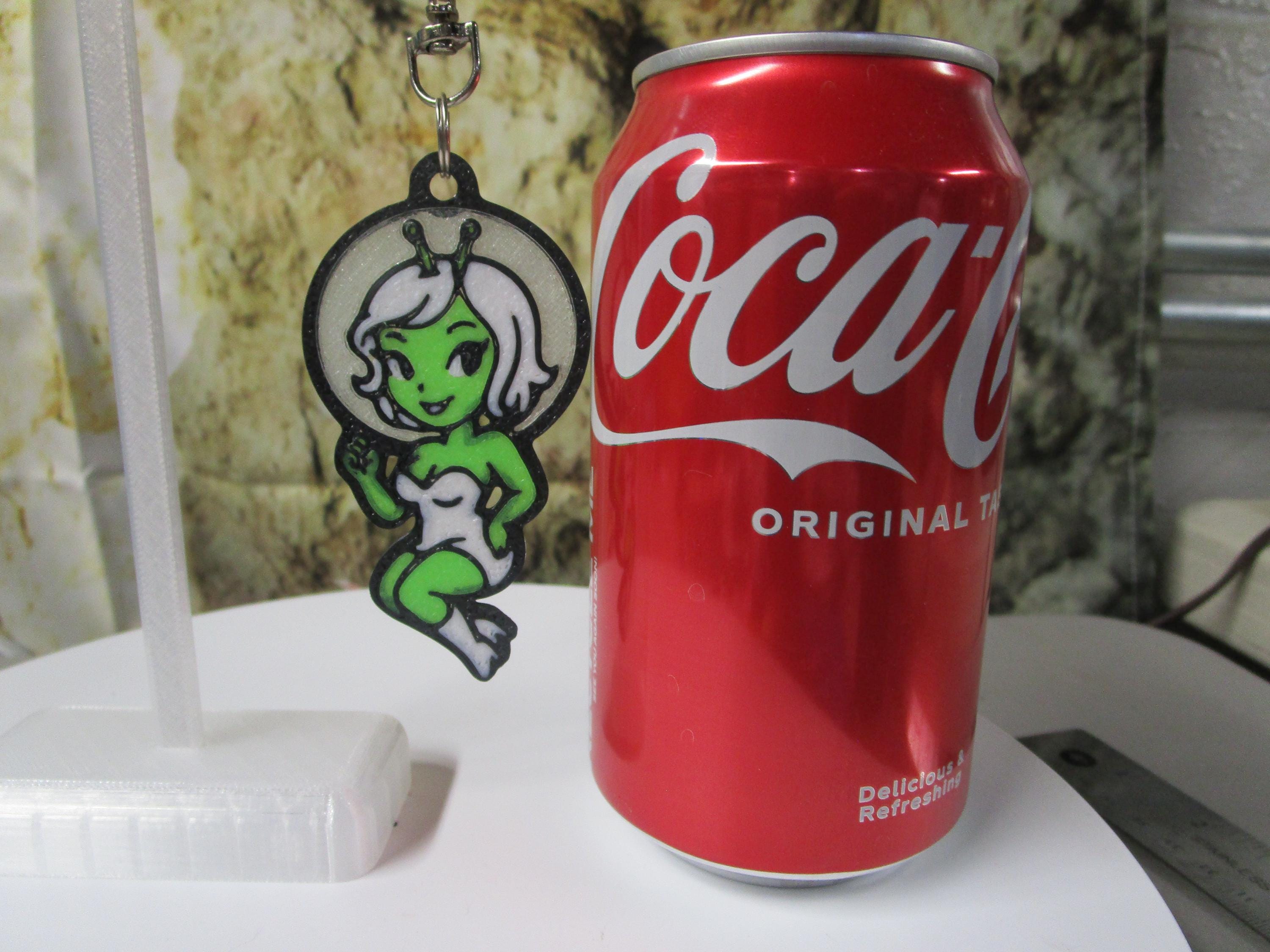 Adorable “Stary” Alien Keychain – Glow-in-the-Dark Charm / Zipper Pull