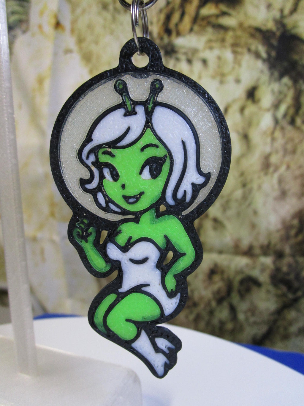Adorable “Stary” Alien Keychain – Glow-in-the-Dark Charm / Zipper Pull